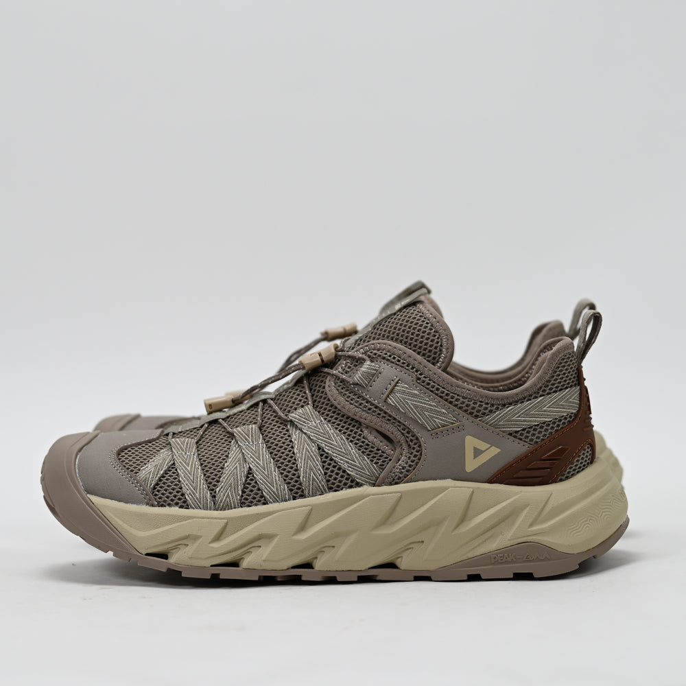 PEAK FOOTWEAR